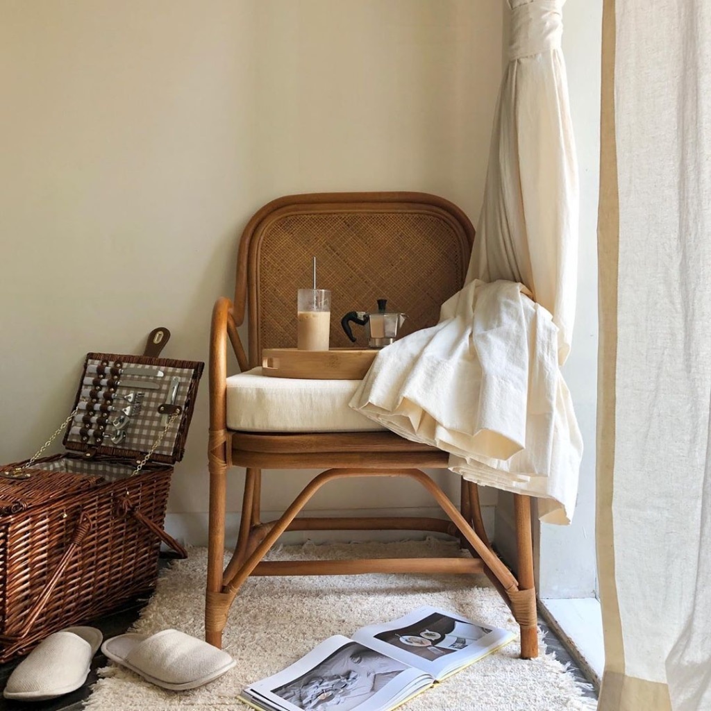 모래 시계의 모래가 흐르는 속도는 어떻게 조절되나요?