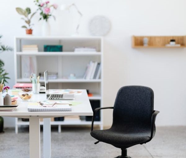 선풍기를 사용할 때 바람 방향과 블레이드 속도를 어떻게 설정해야 하나요?