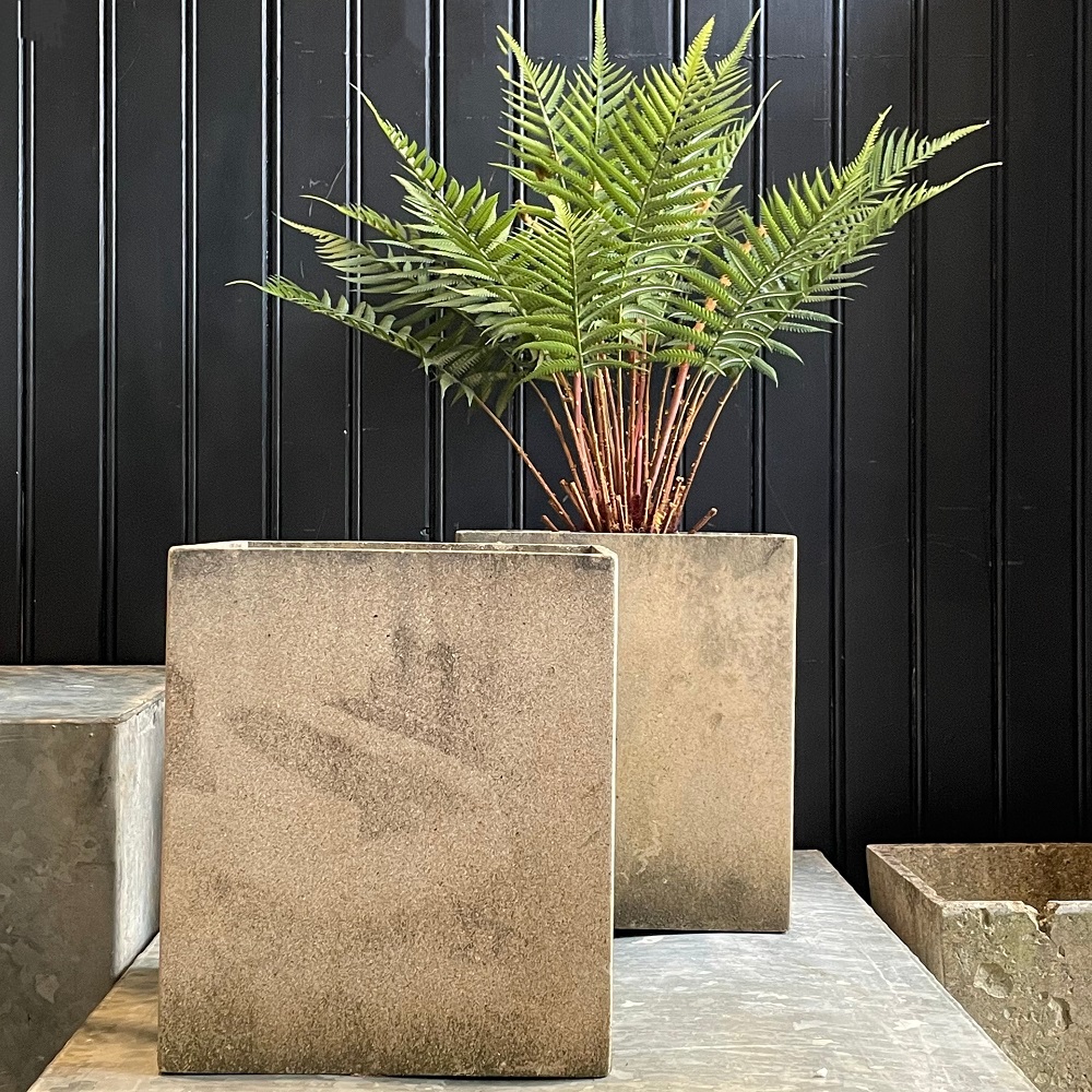 Placing Flower Pots in Flower Beds for Maximum Impact